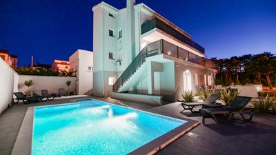 Moderne Ferienwohnung Lacrima 1 in der Villa mit Pool auf Krk