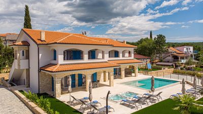 Ekskluzivan apartman Loma  1 s bazenom i vrtom na otoku Krku