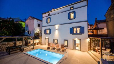 Villa Castel Muschio with a sea view, wellness and a pool on Krk