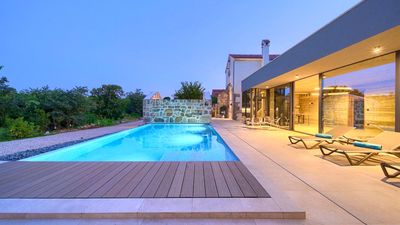 Kamena vila Jerini House s vanjskim bazenom i wellnessom