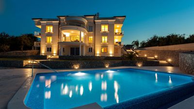 Luxus-Ferienwohnung Tunera 6 am Meer mit Pool auf Krk