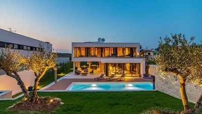 Vila #1 - Prekrasna dizajnerska vila u blizini Rovinja s privatnim bazenom i saunom