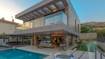 Elegantna Villa Besca s grijanim infinity bazenom