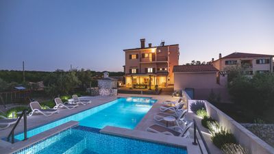 Villa Jele s bazenom i konobom u mirnom okruženju na Krku