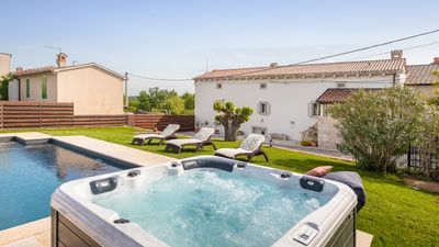 Villa Jona - Lijepa vila s privatnim bazenom, igraonicom i vanjskim igralištem za djecu