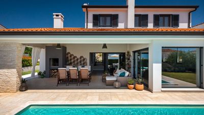 Villa Laurentii - prekrasna moderna vila s privatnim bazenom