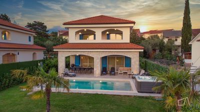 Moderna Villa Loma 2 s pogledom i vanjskim bazenom na Krku