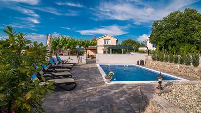 Moderna Villa Marina s vanjskim bazenom i roštiljem na Krku