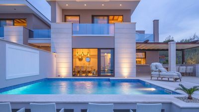 Villa Prova 1 am Strand mit Innen- und Außenpool auf Krk