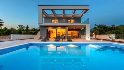Stilvolle Villa Quadra mit Meerblick und Pool auf Krk