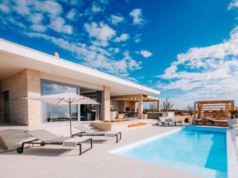 Luxury Plant Villa with Jacuzzi and Pool