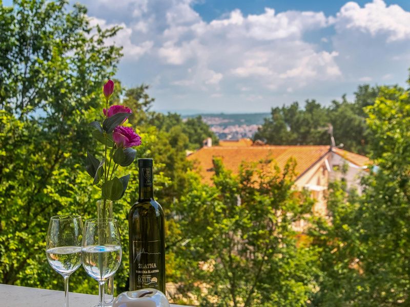 Moderan osvijetljen apartman Mike 5 u vili u mirnom selu na Krku