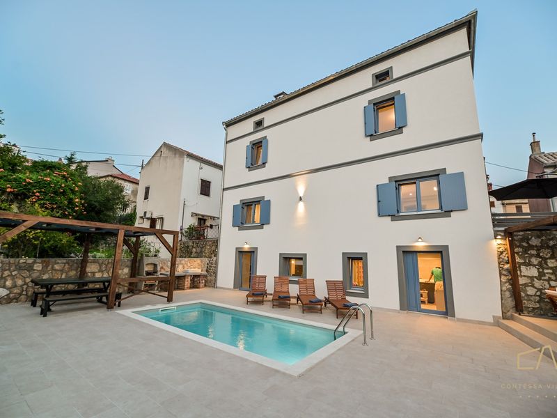 Villa Castel Muschio mit Meerblick, Wellnessbereich und Pool auf Krk