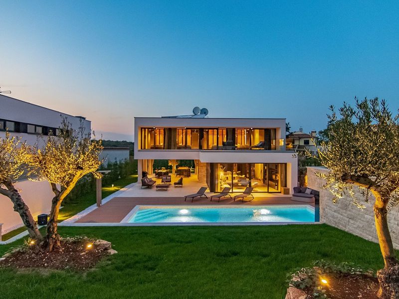 Vila #1 - Prekrasna dizajnerska vila u blizini Rovinja s privatnim bazenom i saunom
