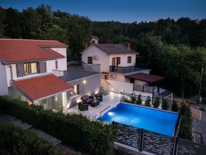 Moderne Villa Future mit beheizt Außenpool im ruhigen Dorf auf Krk