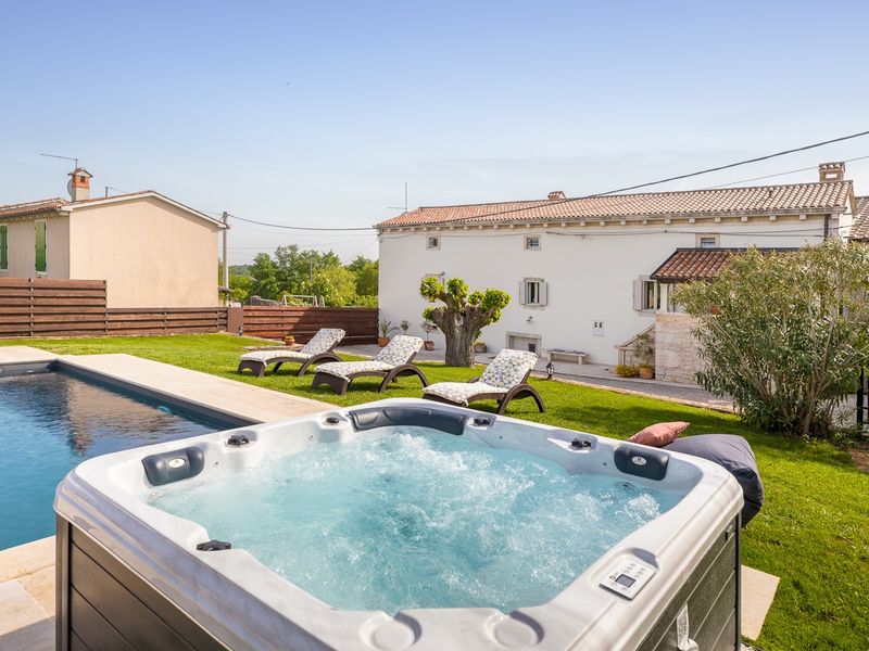 Villa Jona - Lijepa vila s privatnim bazenom, igraonicom i vanjskim igralištem za djecu