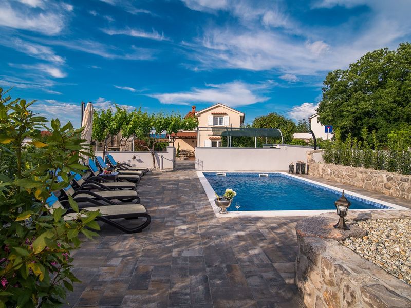Moderne Villa Marina mit Außenpool und Grill im Freien auf Krk