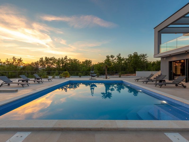 Stilvolle Villa Quadra mit Meerblick und Pool auf Krk
