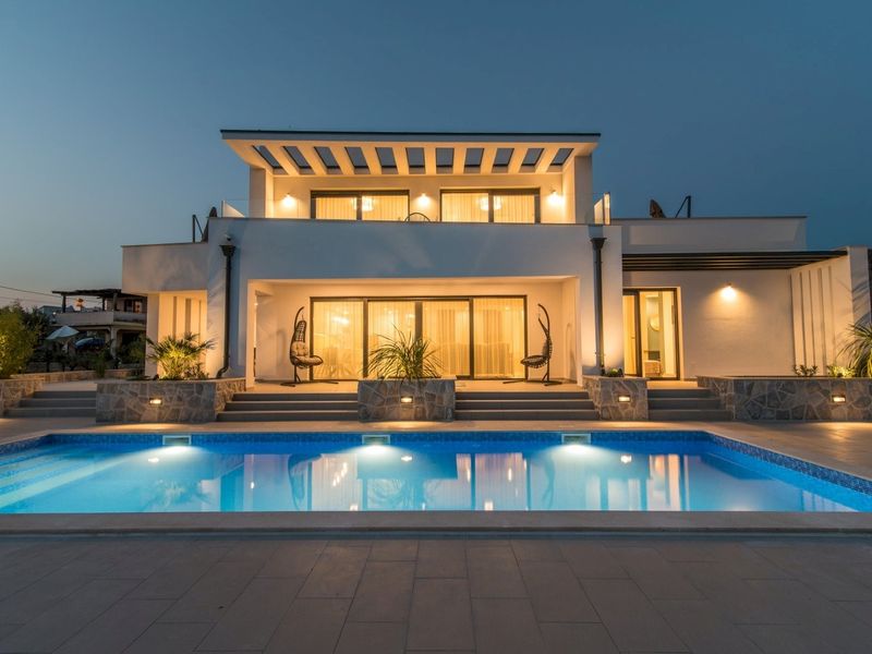 Moderna Villa Viktorija s pogledom na more i bazenom na Krku