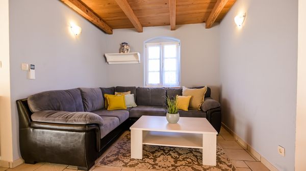 Villa Kras s bazenom i velikim dvorištem u tihom okruženju na Krku