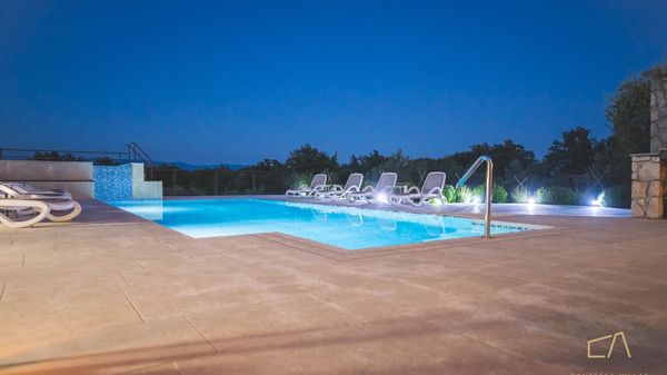 Villa Jele s bazenom i konobom u mirnom okruženju na Krku