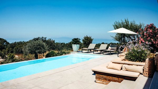 Luxury Plant Villa with Jacuzzi and Pool