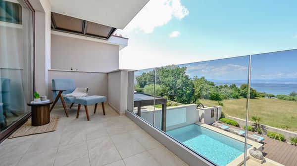 Villa Prova 2 direkt am Strand mit Innen- und Außenpool auf Krk