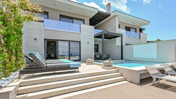 Villa Prova 2 direkt am Strand mit Innen- und Außenpool auf Krk