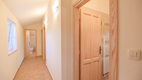 Villa Kras s bazenom i velikim dvorištem u tihom okruženju na Krku