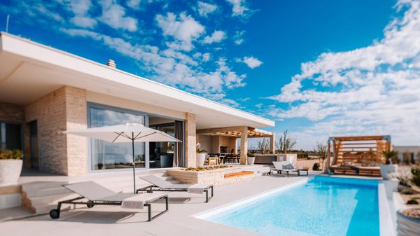 Luxury Plant Villa with Jacuzzi and Pool