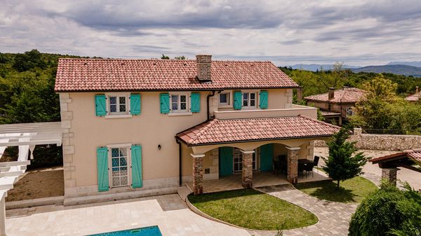 Villa Kras s bazenom i velikim dvorištem u tihom okruženju na Krku