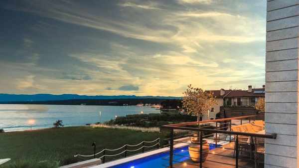 Villa Marconica pokraj plaže s pogledom na more i bazenom na Krku