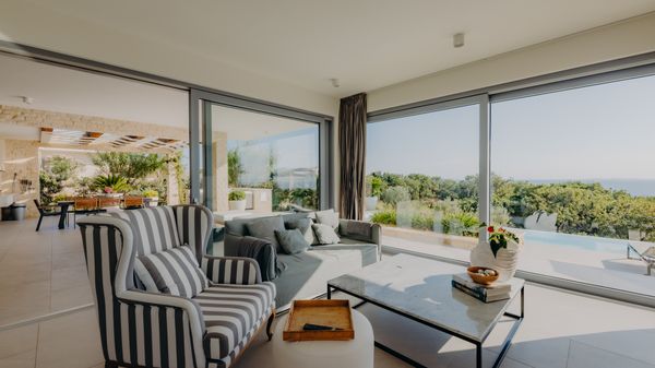 Luxury Plant Villa with Jacuzzi and Pool