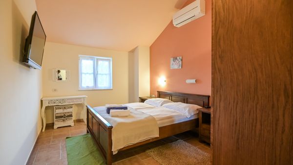 Villa Kras s bazenom i velikim dvorištem u tihom okruženju na Krku