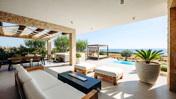 Luxury Plant Villa with Jacuzzi and Pool