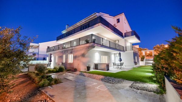 Moderne Ferienwohnung Lacrima 3 in der Villa mit Pool auf Krk