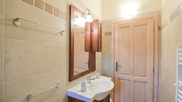 Villa Kras s bazenom i velikim dvorištem u tihom okruženju na Krku