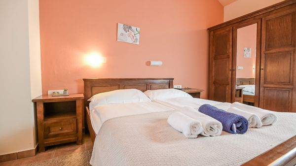 Villa Kras s bazenom i velikim dvorištem u tihom okruženju na Krku