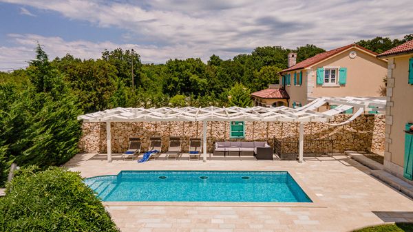 Villa Kras s bazenom i velikim dvorištem u tihom okruženju na Krku