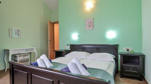 Villa Kras s bazenom i velikim dvorištem u tihom okruženju na Krku
