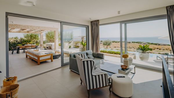 Luxury Plant Villa with Jacuzzi and Pool