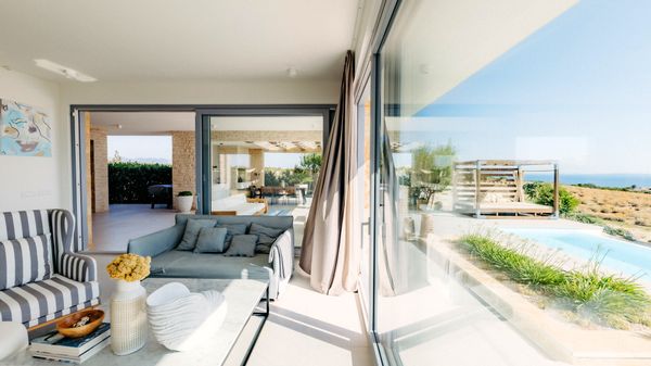 Luxury Plant Villa with Jacuzzi and Pool