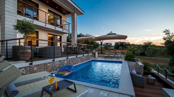 Villa Marconica pokraj plaže s pogledom na more i bazenom na Krku