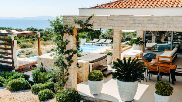 Luxury Plant Villa with Jacuzzi and Pool