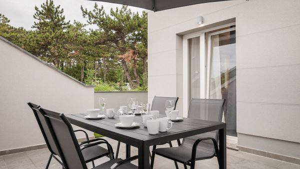 Moderne Ferienwohnung Lacrima 1 in der Villa mit Pool auf Krk