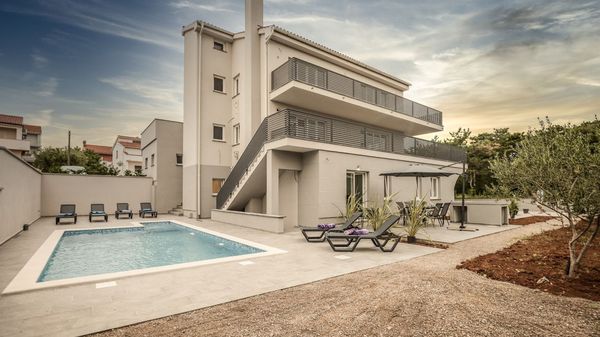 Moderne Ferienwohnung Lacrima 3 in der Villa mit Pool auf Krk
