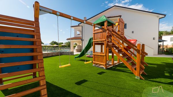 Ekskluzivan apartman Loma  1 s bazenom i vrtom na otoku Krku