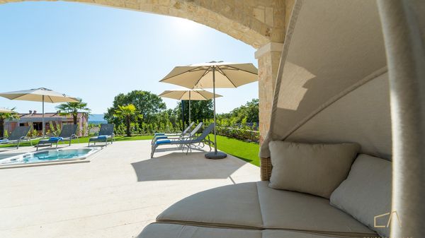 Ekskluzivan apartman Loma  1 s bazenom i vrtom na otoku Krku