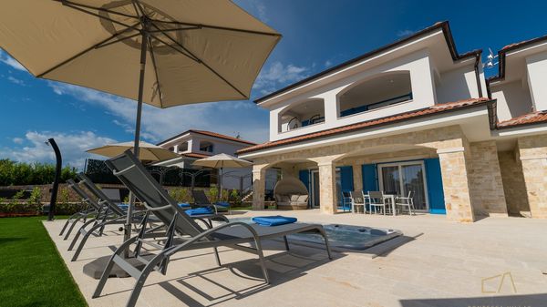 Ekskluzivan apartman Loma  1 s bazenom i vrtom na otoku Krku