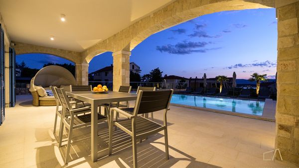 Ekskluzivan apartman Loma 2 s bazenom i vrtom na otoku Krku